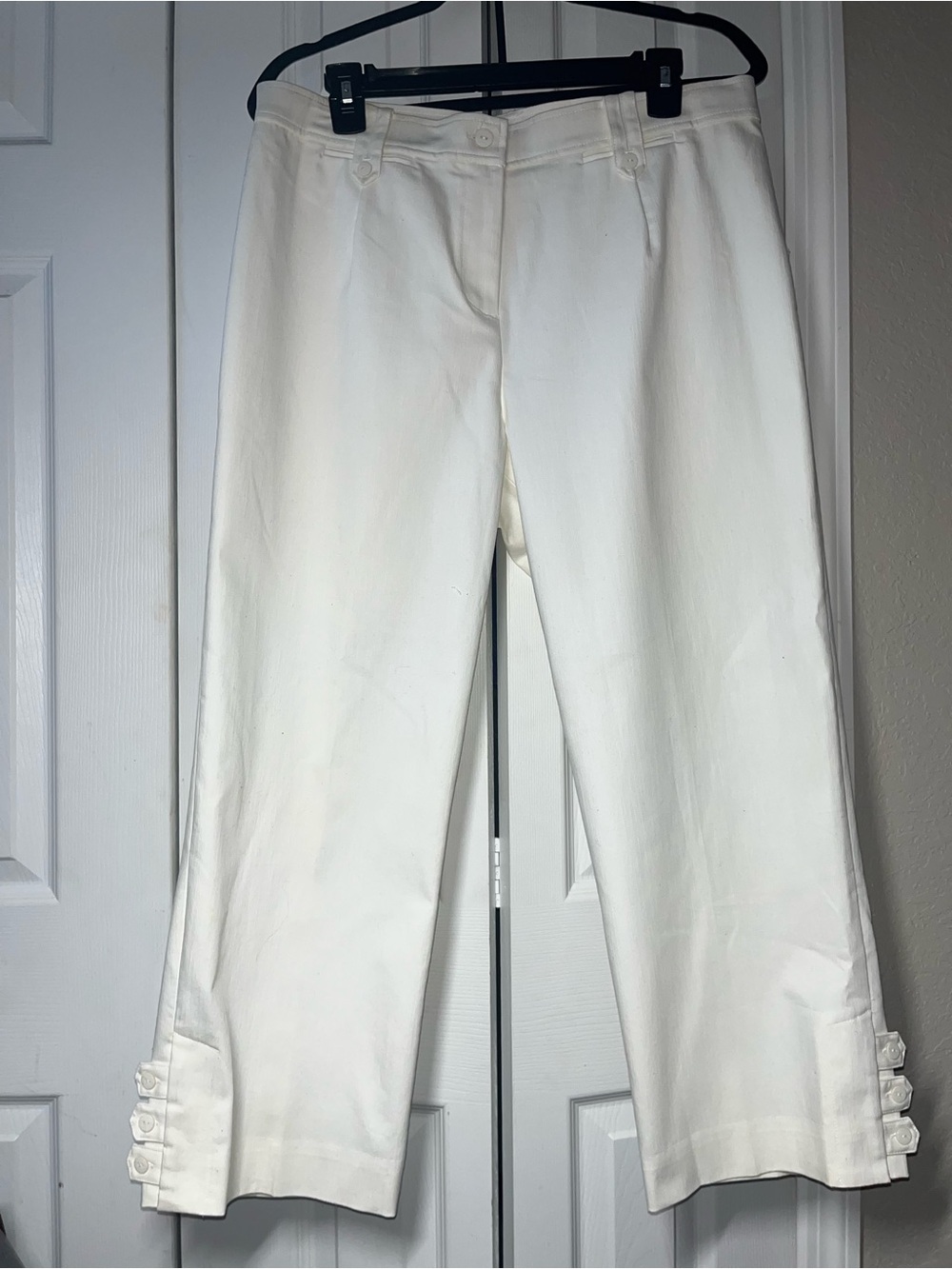 À la carte women’s white pants with button detail size 10 NWOT